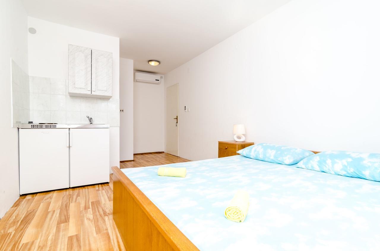 Guest House Kralj 사플루나라 외부 사진